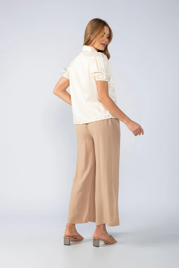 Blusa acetinada com 2 bolsos e botoes