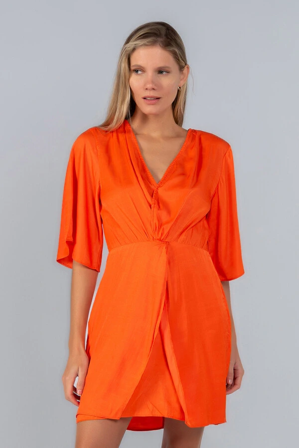 Vestido curto acetinado tranpasse manga sino