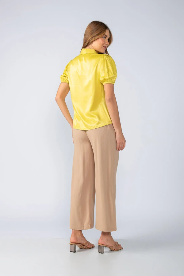 Blusa acetinada com 2 bolsos e botoes