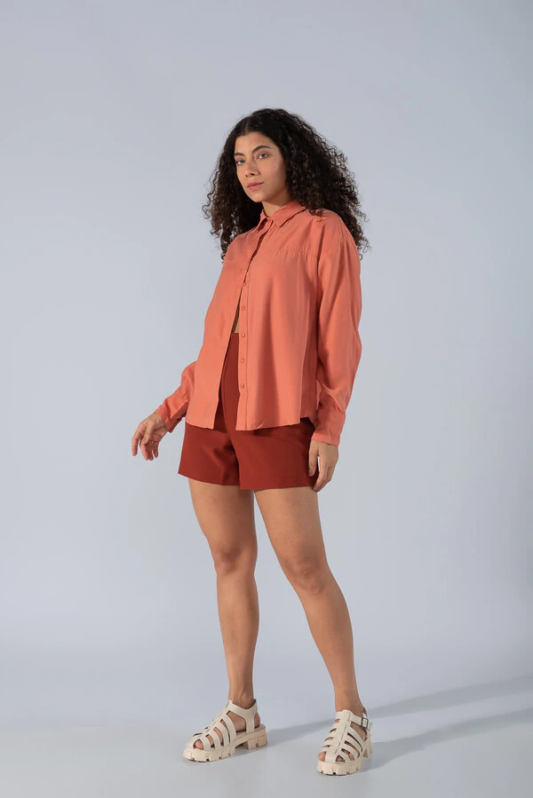 Camisa oversize em viscose e botao frontal