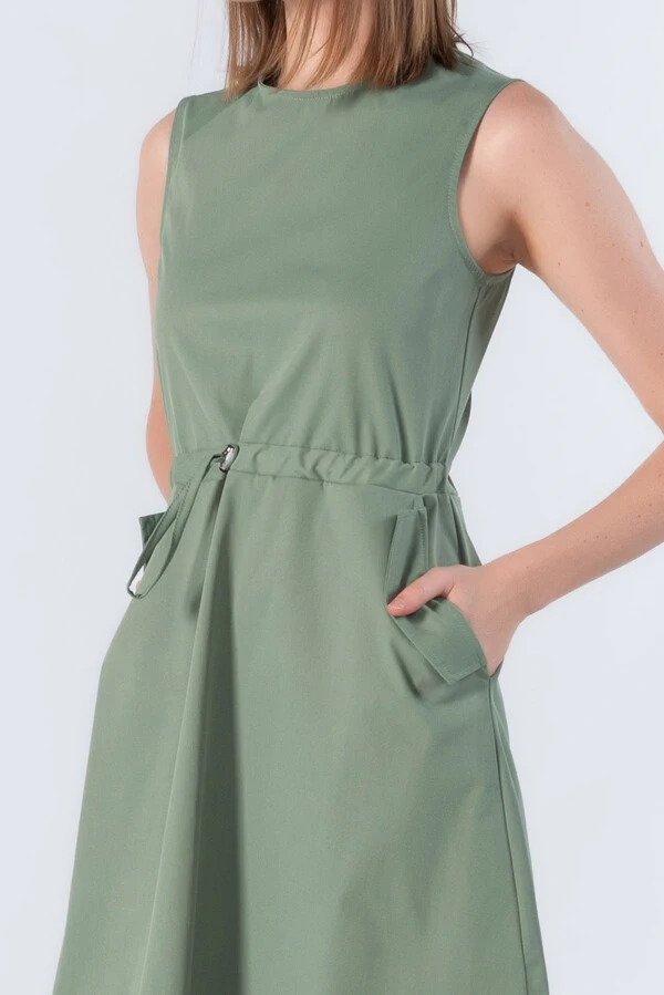 Vestido midi detalhe de ajuste na cintura
