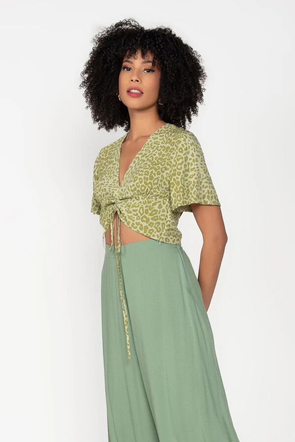 Cropped em viscose animal print