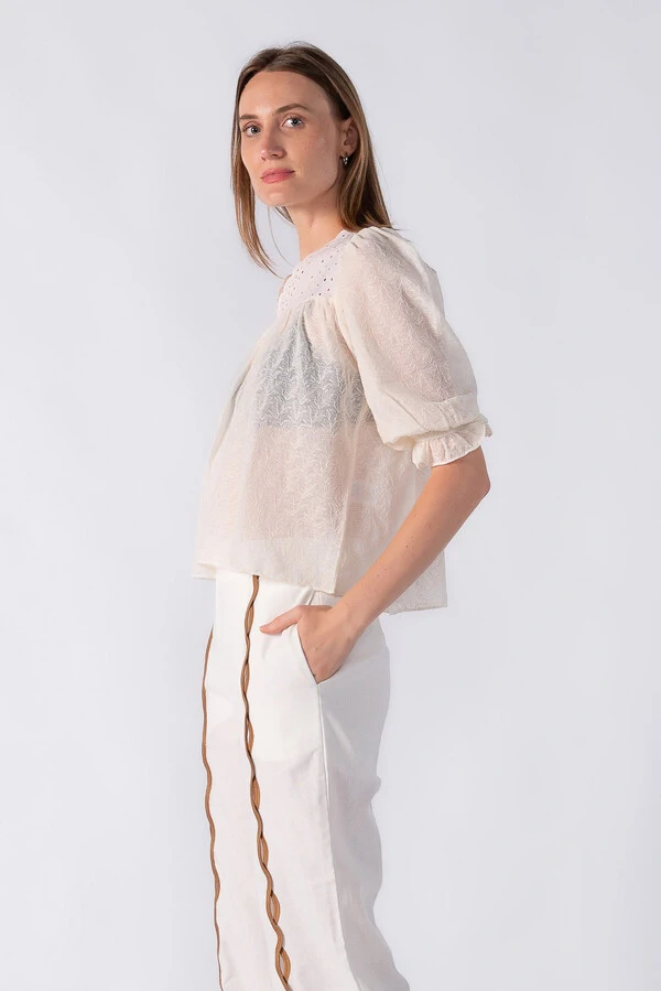 Blusa bata texturizada e manga 3/4