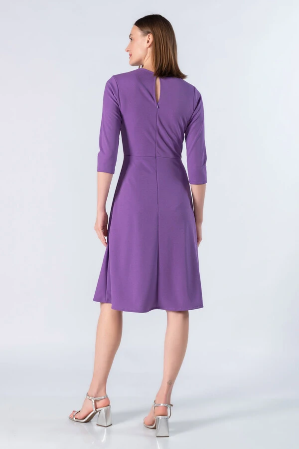 Vestido midi decote moderno