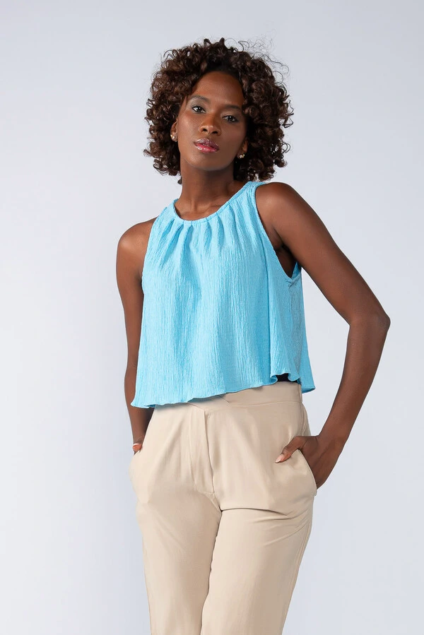 Blusa cropped em crepe texturizado