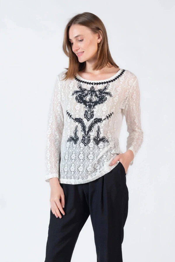 Blusa renda guippir com botoes