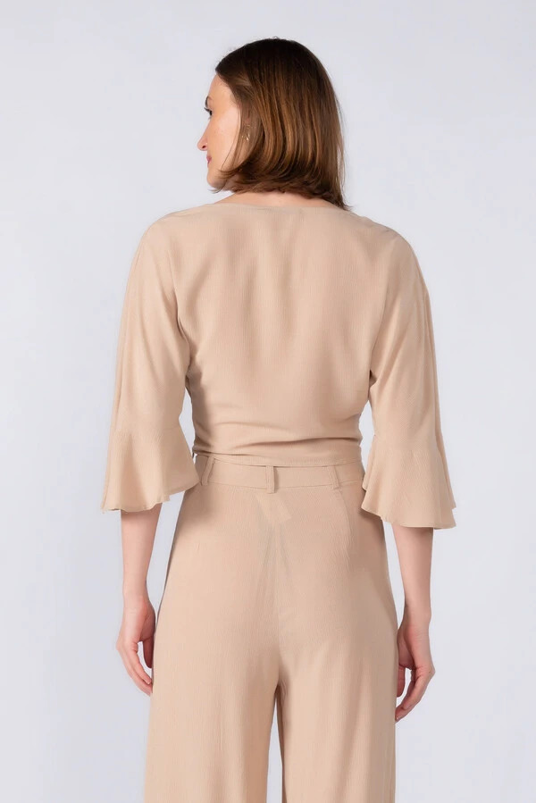 Cropped em viscose manga flare