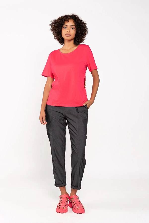 T-shirt algodao detalhe corrente lateral