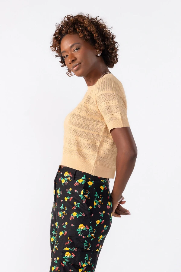 Blusa curta de tricot trabalhado