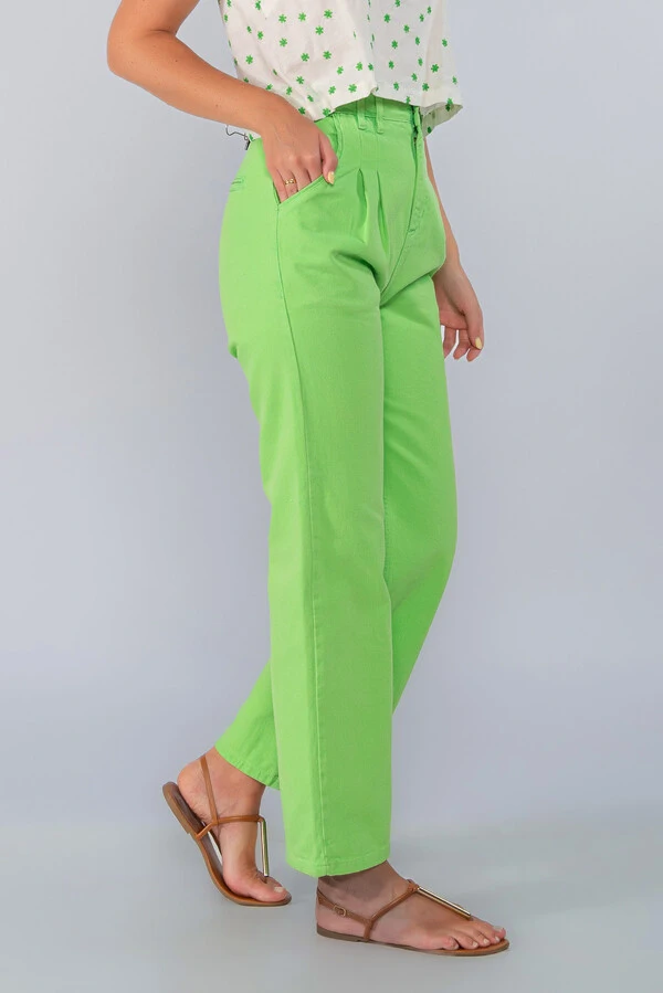 Calca jeans pantalona color com pinca