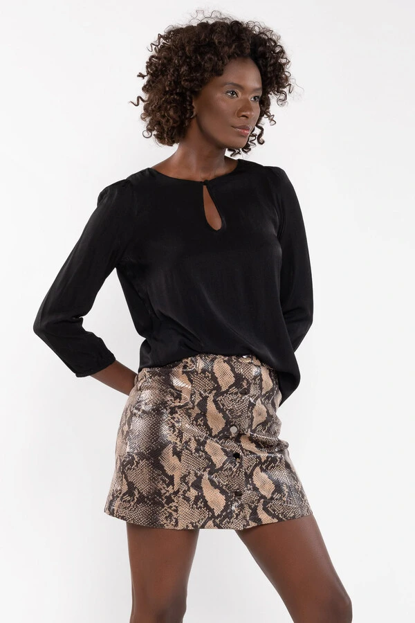 Blusa em viscose manga bufante detalhe botao