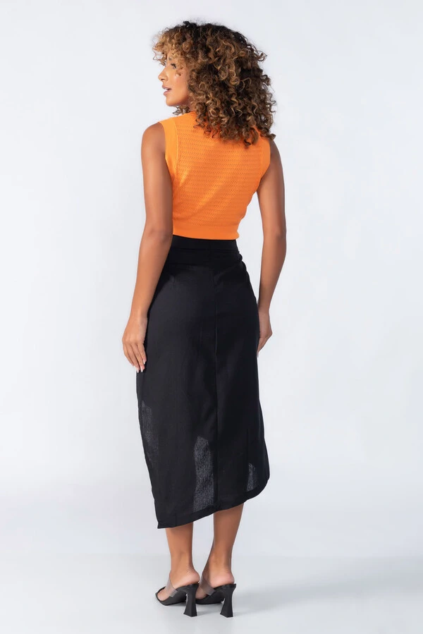 Blusa regata curta com furinhos
