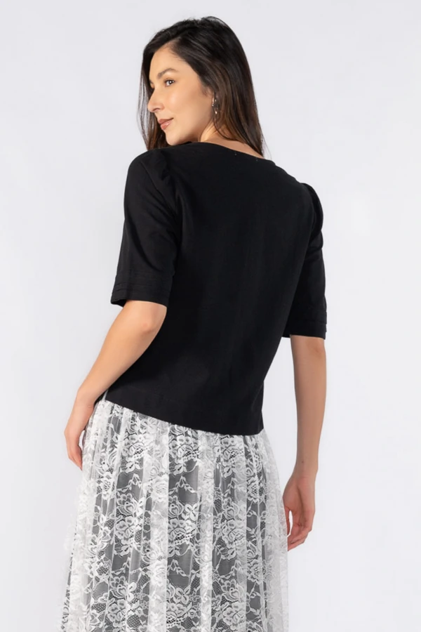 Blusa social decote quadrado detalhe na manga