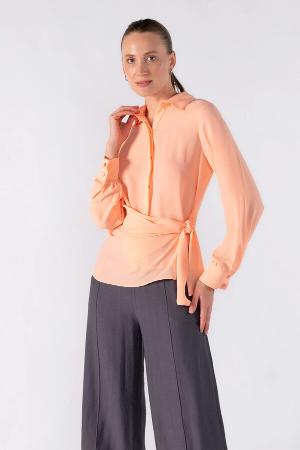 Camisa em crepe com amarracao