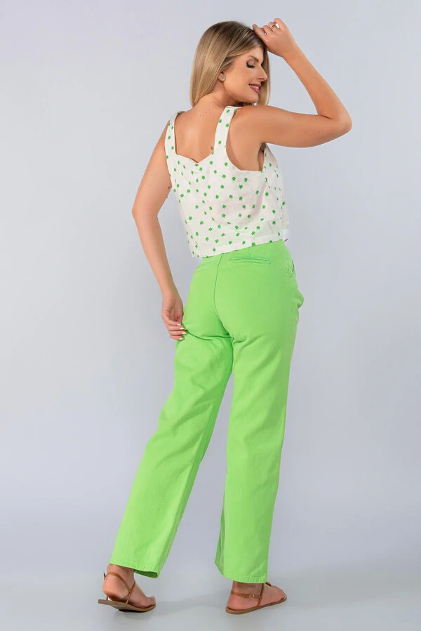 Calca jeans pantalona color com pinca