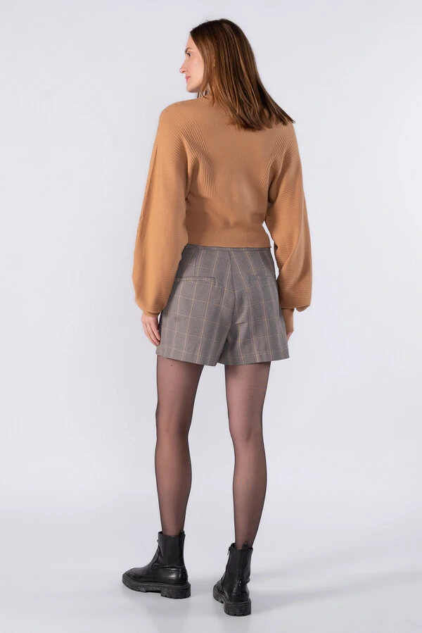 Shorts saia estampa xadrez bolso faca