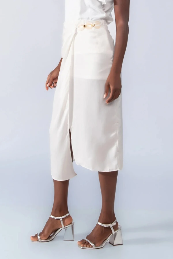 Saia midi acetinada com fivela acrilica