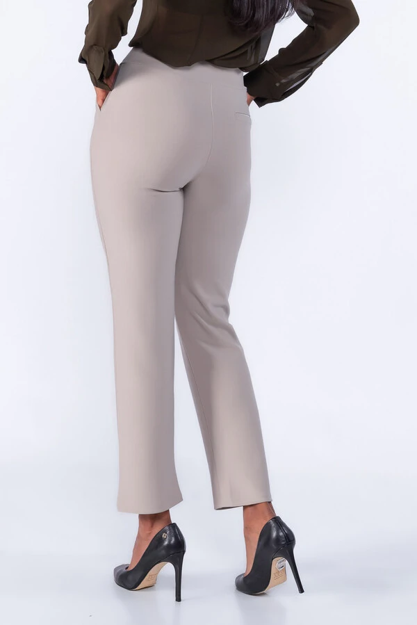 Calça com pregas frontais