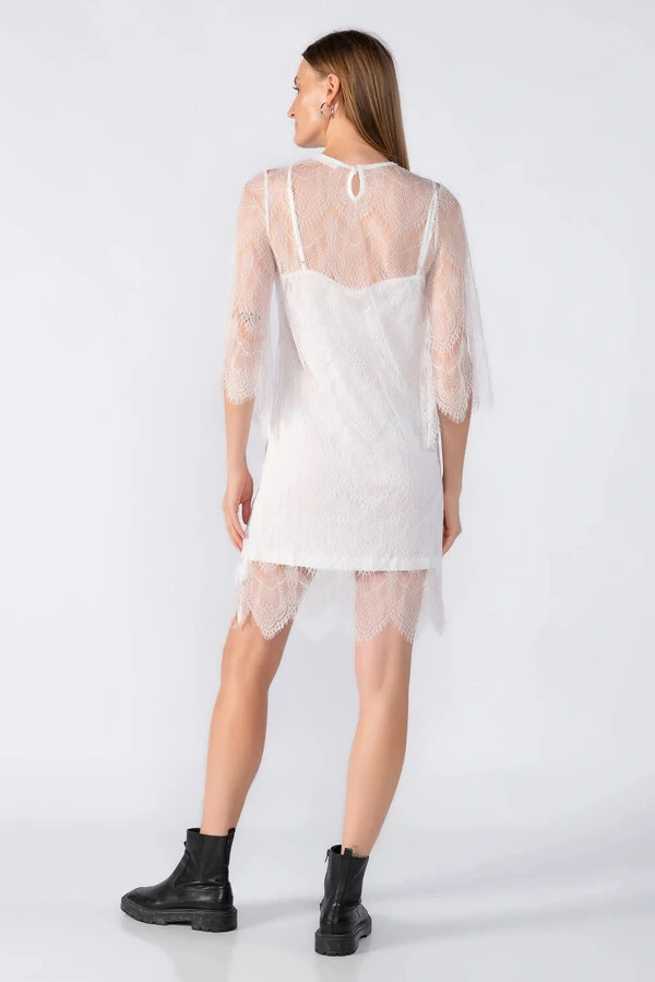 Vestido curto em renda manga 3/4