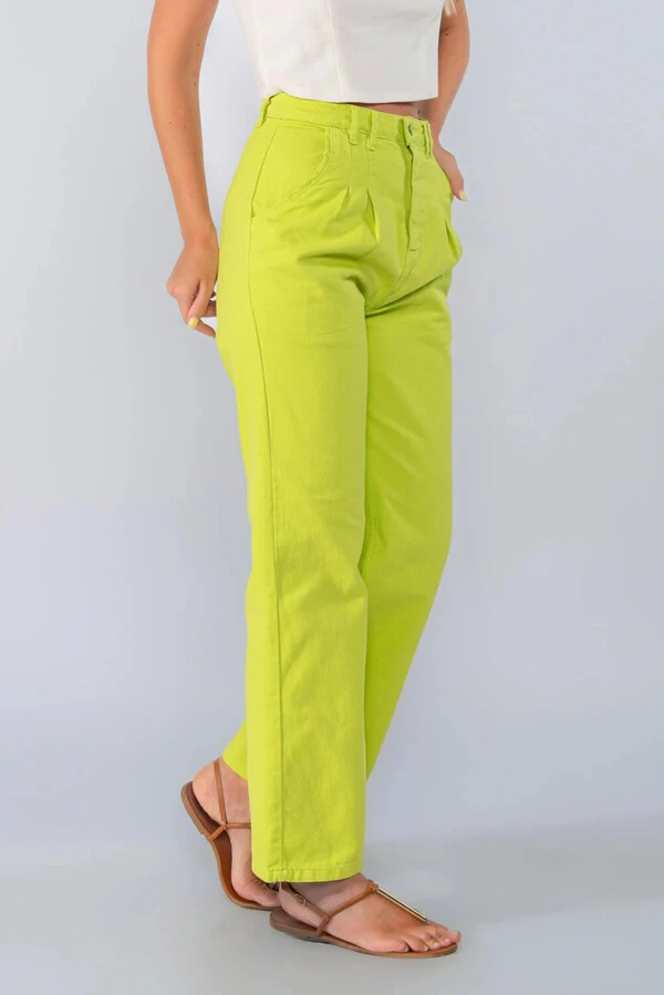 Calca jeans pantalona color com pinca
