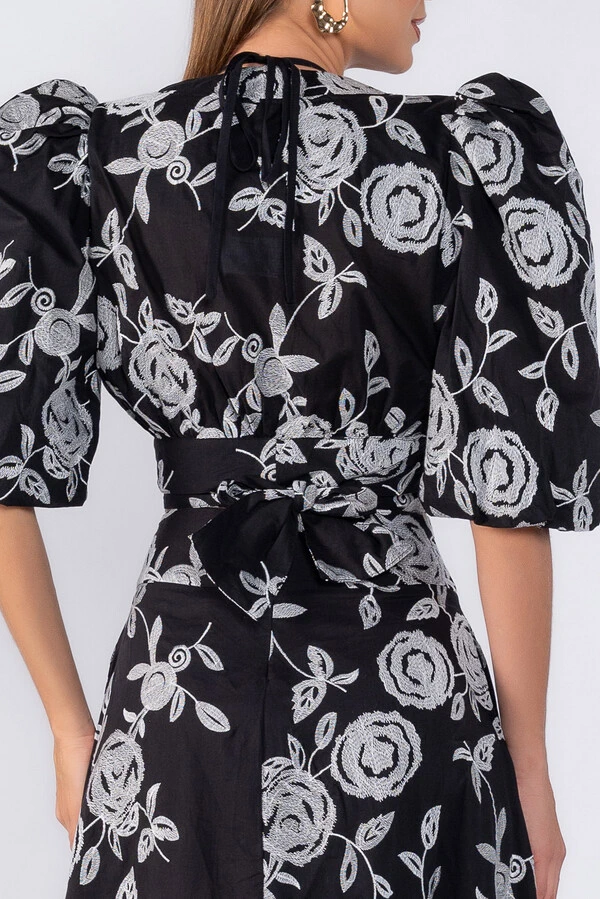Cropped manga bordado