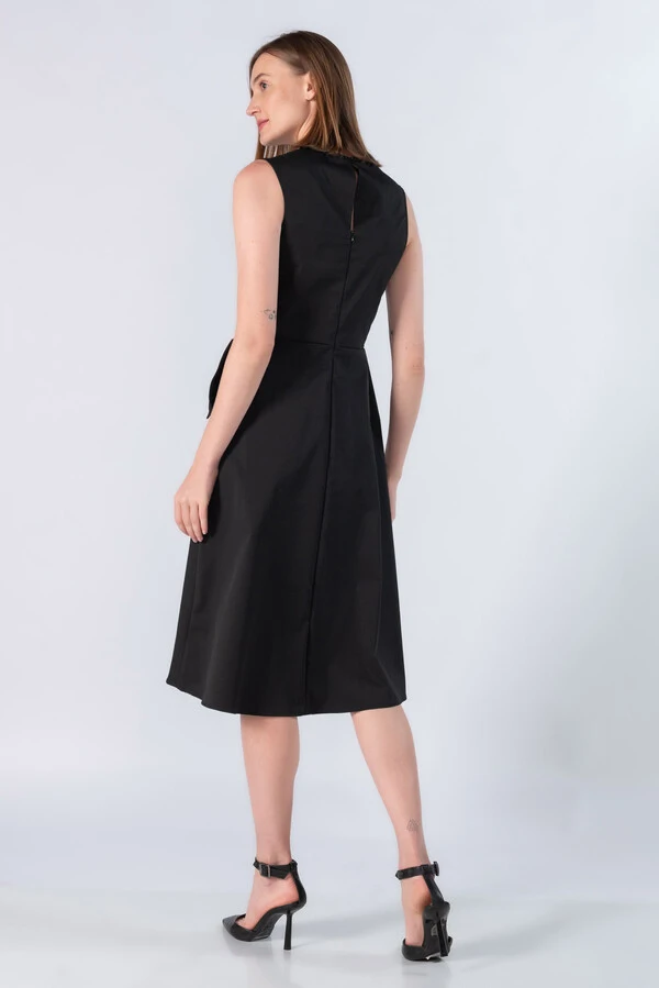 Vestido midi detalhe de ajuste na cintura