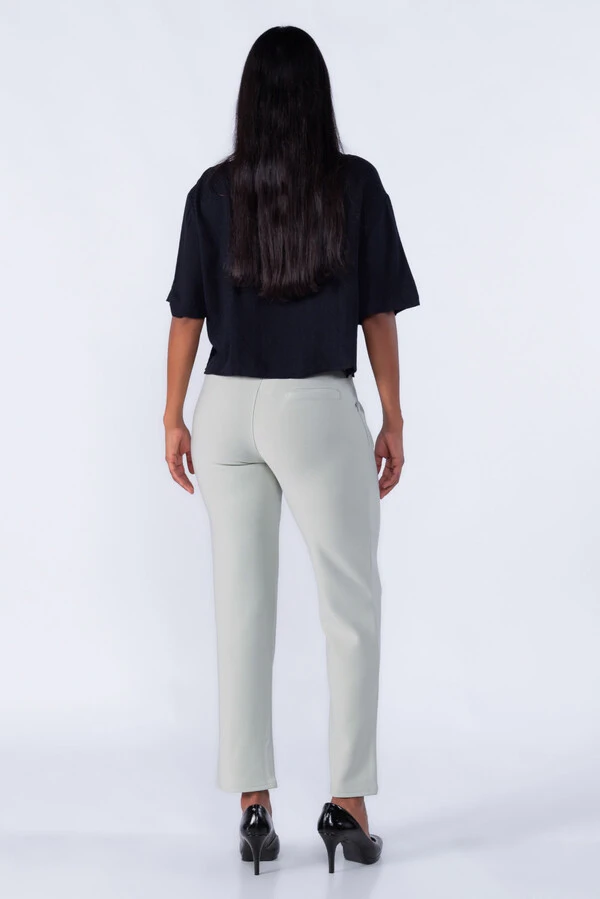 Calça com pregas frontais
