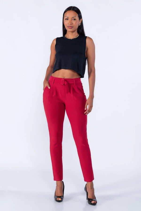 Calça cenoura pregas bolso