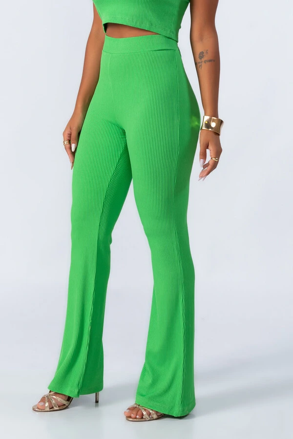 Calca flare em viscose canelada