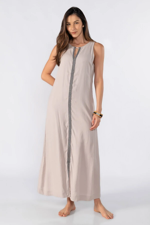 Vestido longo com detalhe frontal