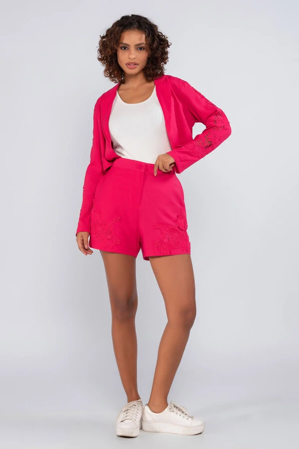 Shorts em crepe detalhe guippir