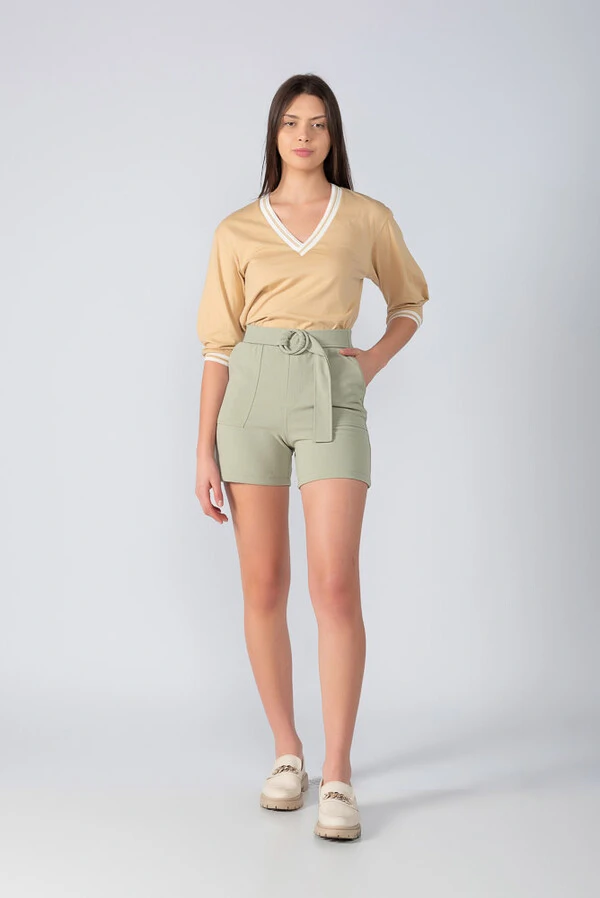 Shorts crepe liso detalhe cinto e bolsos