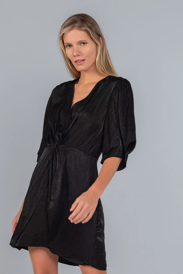 Vestido curto acetinado tranpasse manga sino