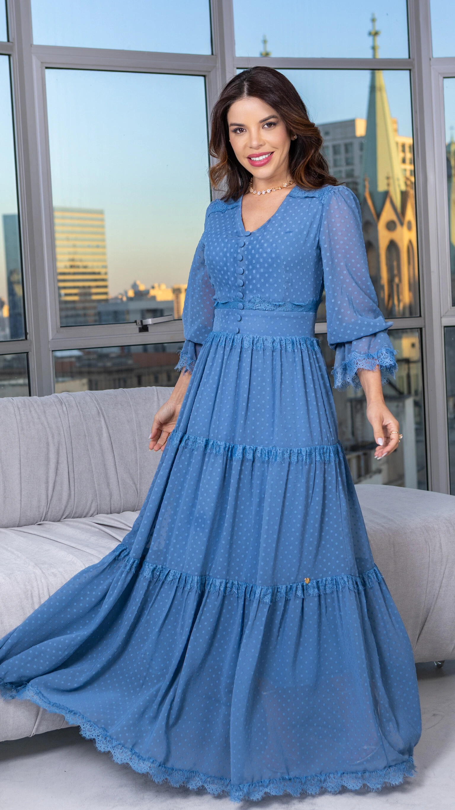 Foto Vestido Longo Derya com Renda Chantilly e Botões