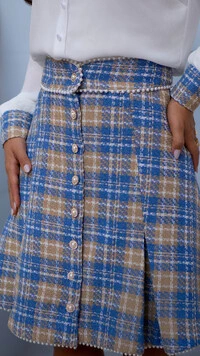 Conjunto Pâmela Camisa e Saia Curta em Crepe e Tweed Azul