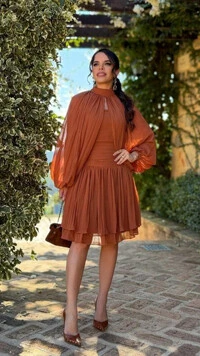 Vestido Curto Caramelo Plissado Petra Manga Removível