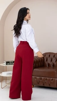 Calça Andreia em Alfaiataria com Vinco Costurado Bordô