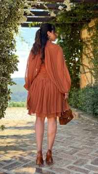 Vestido Curto Caramelo Plissado Petra Manga Removível