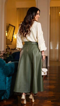 Blusa Daiquiane em Crepe com Babados e Veste Creme