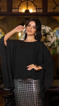 Bata Graça Preto em Crepe Mousse com Modelagem Morcego