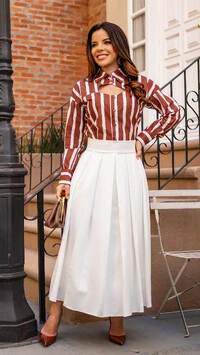 Camisa Telma em Tricoline Listrada com Recorte na Gola Marrom e Branco