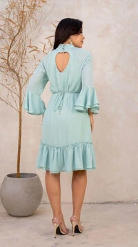 Vestido Midi Crepe Shirley Gola Alta com Cut Out Coração