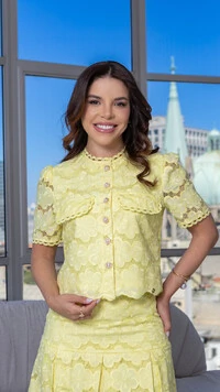 Conjunto Louise Blusa e Saia Midi em Renda