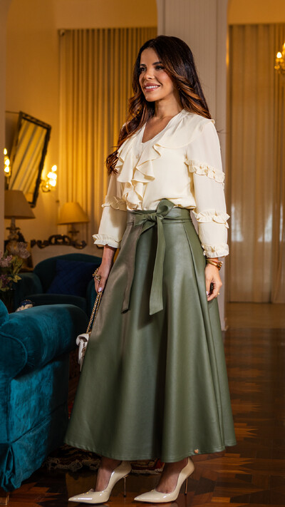 Foto Blusa Daiquiane em Crepe com Babados e Veste Creme