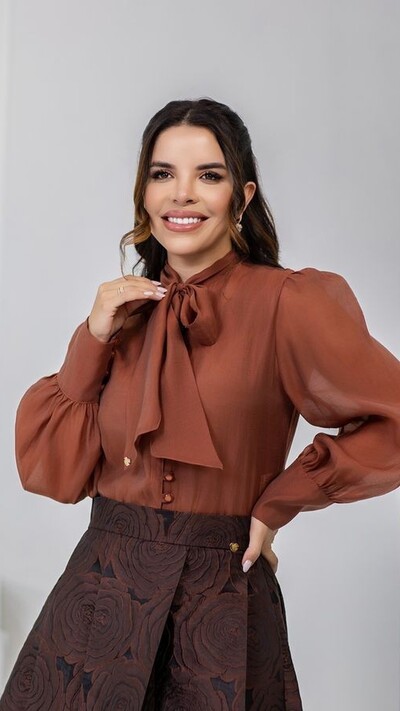 Foto Camisa Alaíde em Liocel com Gola Laço e Botões Marrom