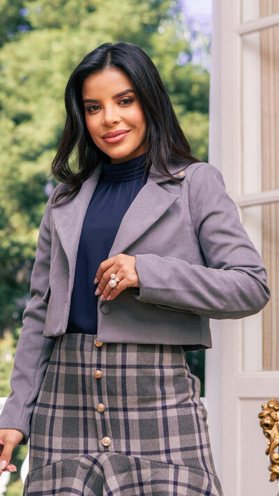 Foto Blazer Cropped Gabriela Cinza em Alfaiataria com Forro Cetim