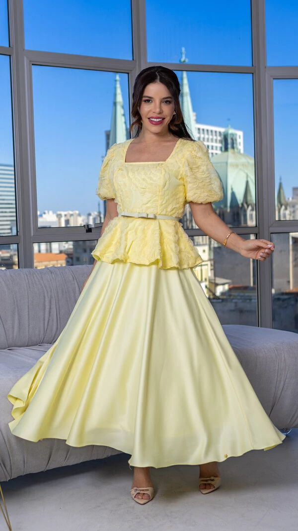 Blusa Sarah Acinturada com Mangas Bufantes e Peplum