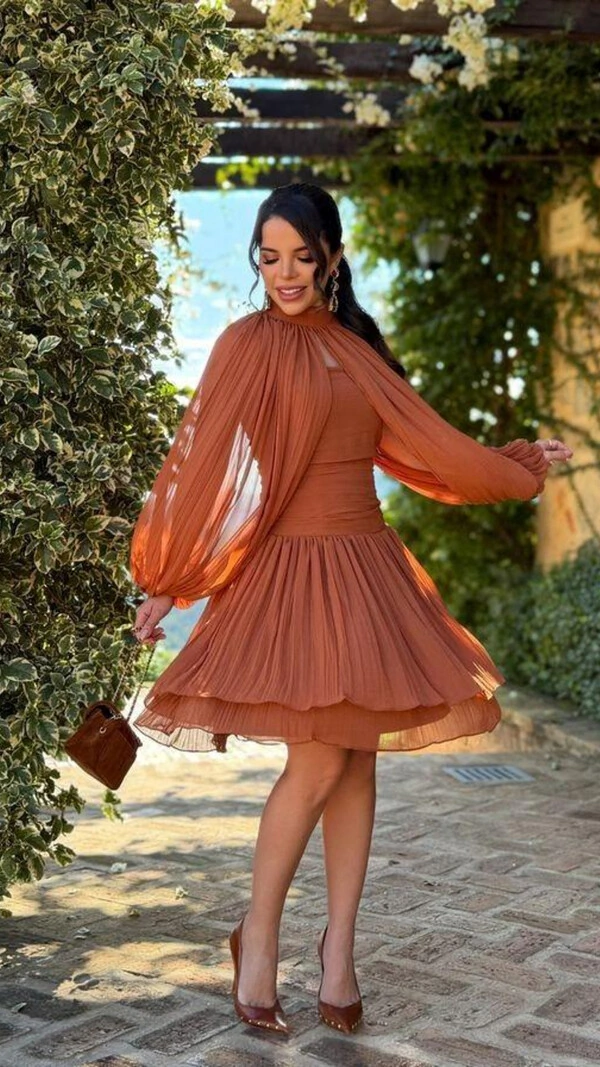 Vestido Curto Caramelo Plissado Petra Manga Removível