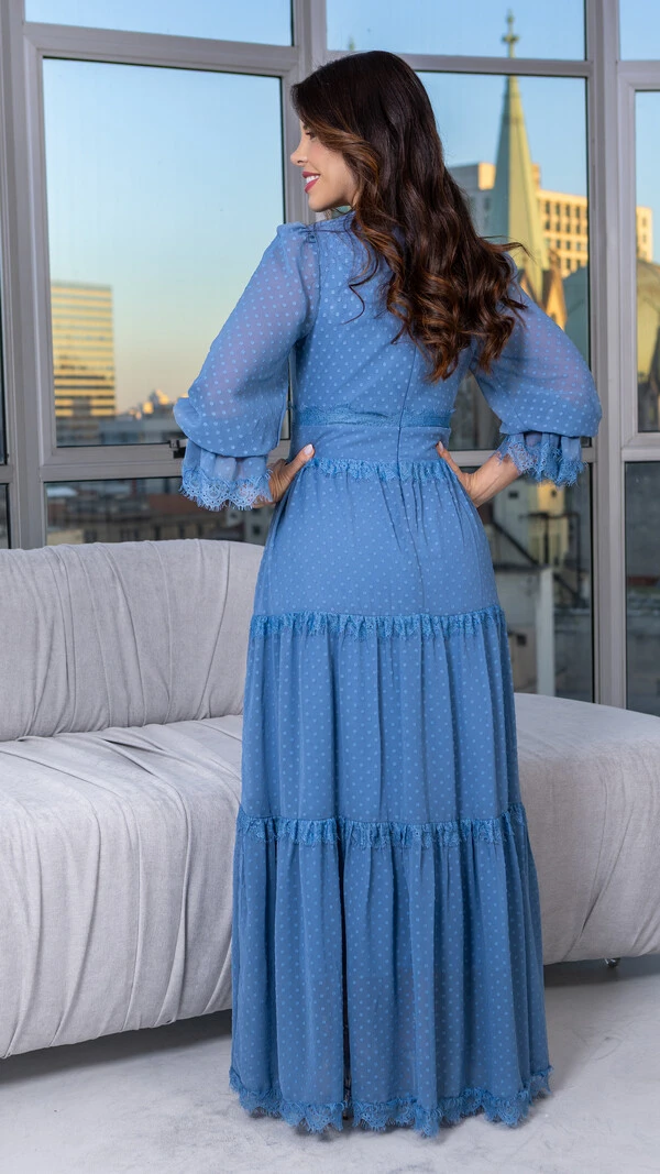 Vestido Longo Derya com Renda Chantilly e Botões
