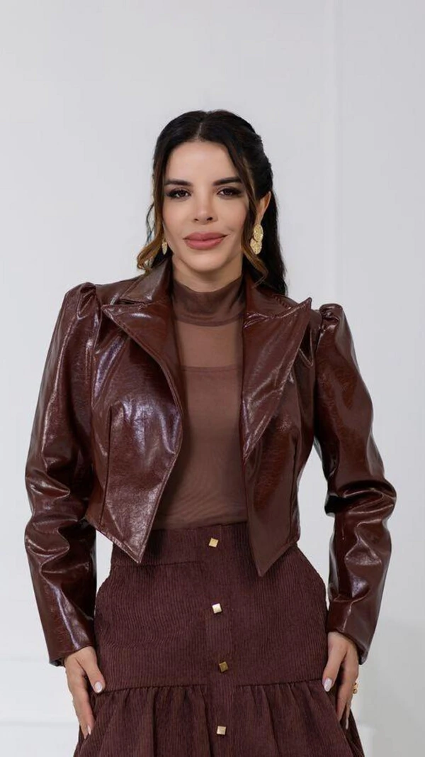 Jaqueta Queila Cropped Marrom em Couro PU com Botões